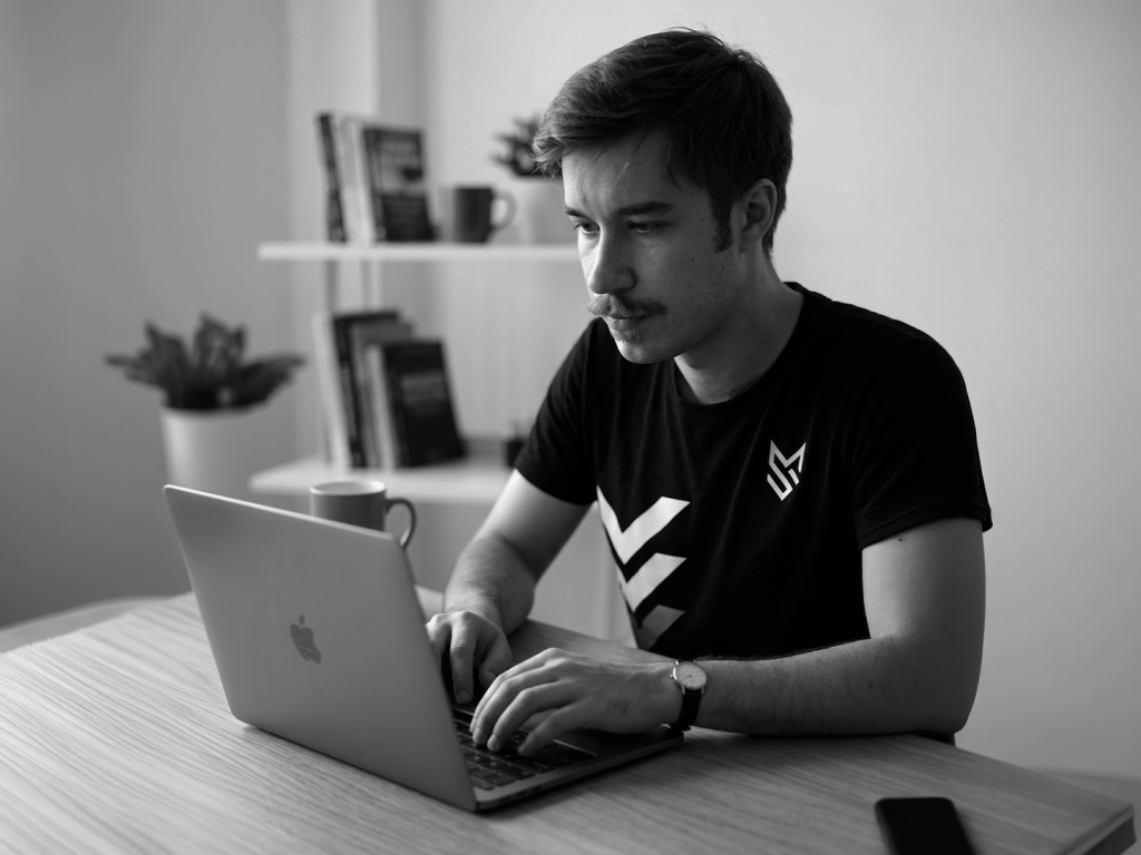 Designer da Melo Studio trabalhando em um notebook